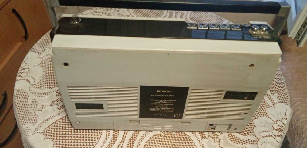 Радио Vef 2602   работи но има няква повреда