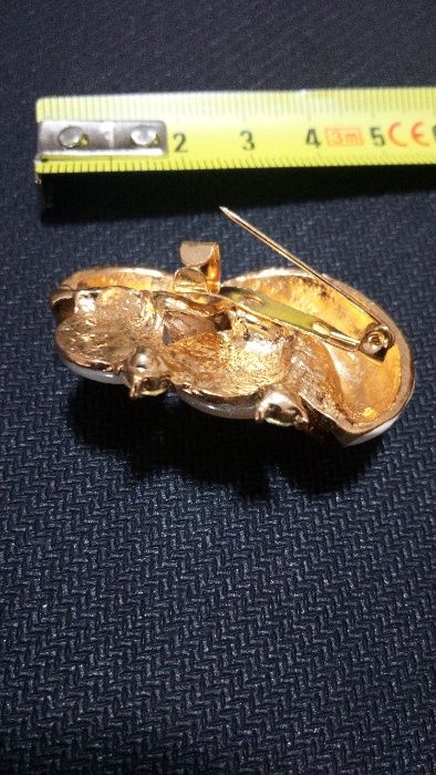 Брошка - седеф и лак.