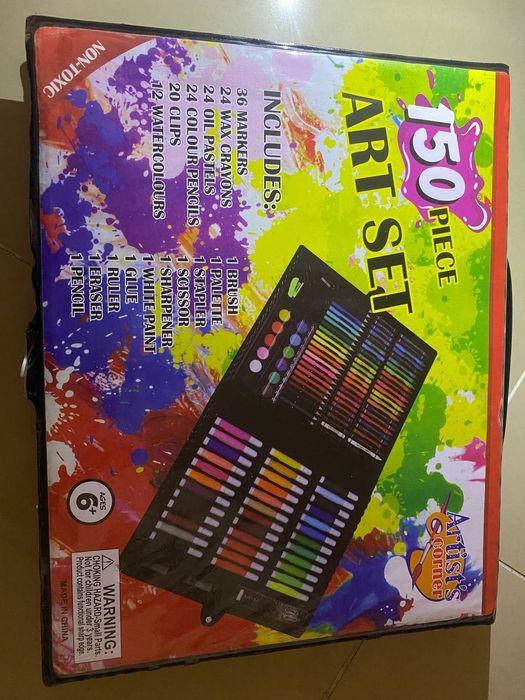 Художественный набор из 150 предметов от бренда Artist's Corner