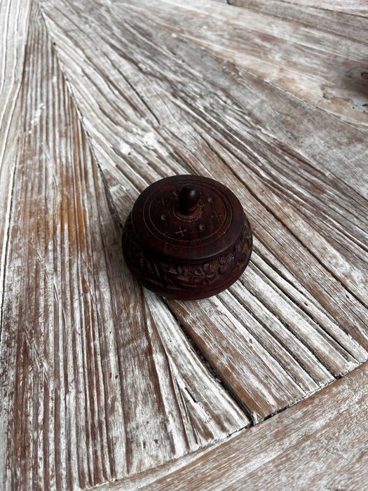 Cutiuță decorativă mică, sculptată, cu capac