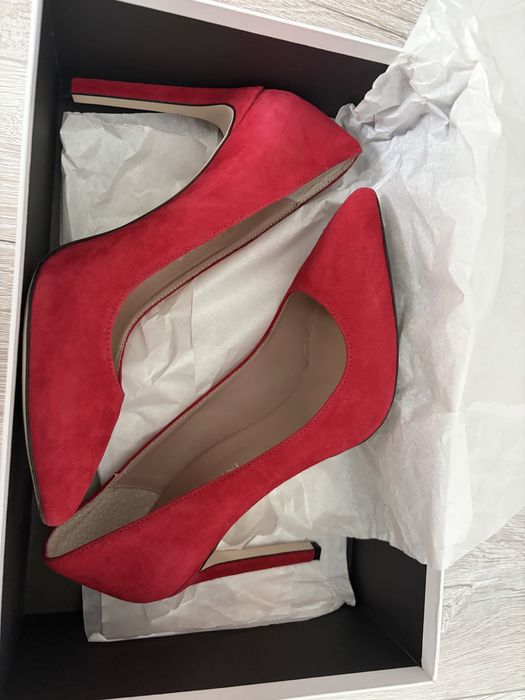 Красивые красные туфли