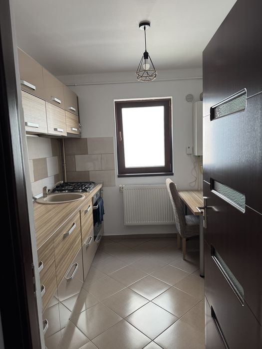 Vand apartament cu 3 camere, decomandat, etaj 1
