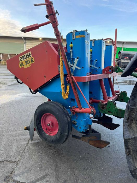 masina plantat  cartofi + plug biloane cartofi