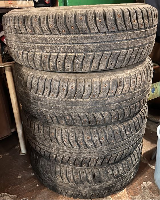 Продам комплект зимней резины 195/65/15.