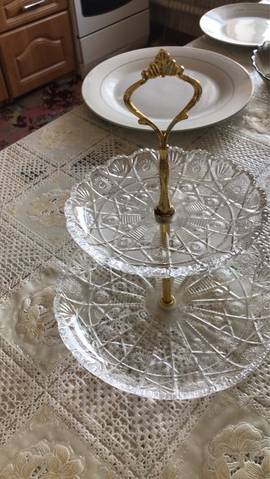 Тарелочки для десерта, люстры, тюль