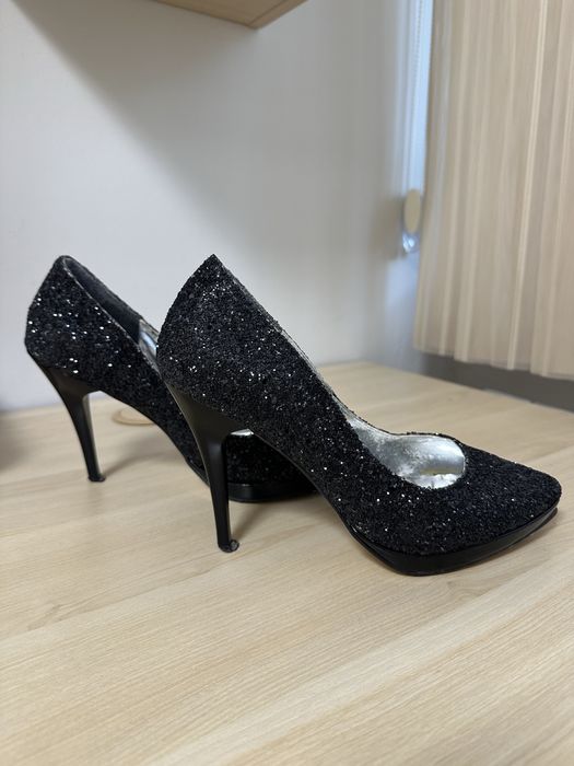 Черни блестящи обувки на ток