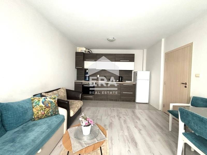 Двустаен обзаведен апартамент под наем, с морска панорама, в тухлена с