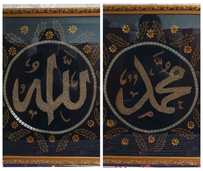 Tilla rang ramka ichida barxat ga bisserda to'qilgan qo'l mehnati