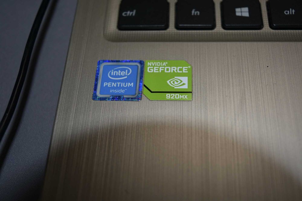 ASUS X540N 4 ядрен процесор видео карта SSD Full HD - раница