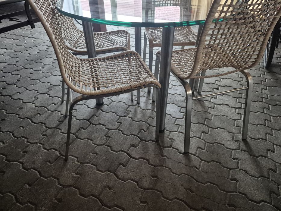 Vând masă sticlă cu 4 scaune.