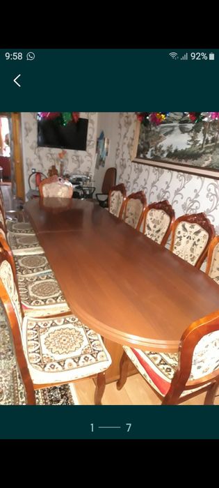 Стол с стульями и шкафами для посуды