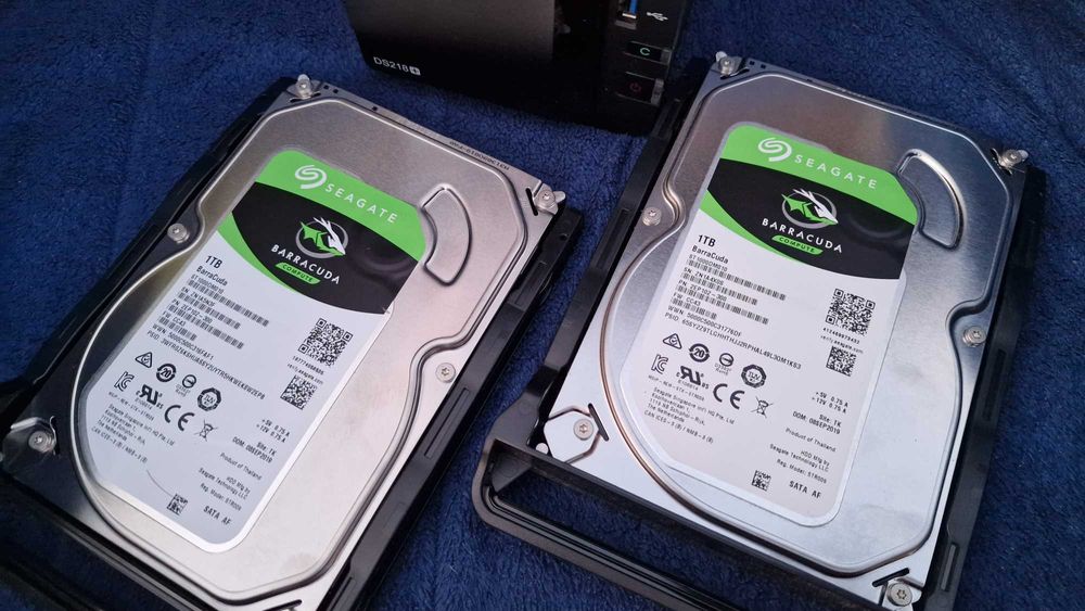 NAS Synology DS218+ + 2x1TB Seagate Barracuda (2TB total)