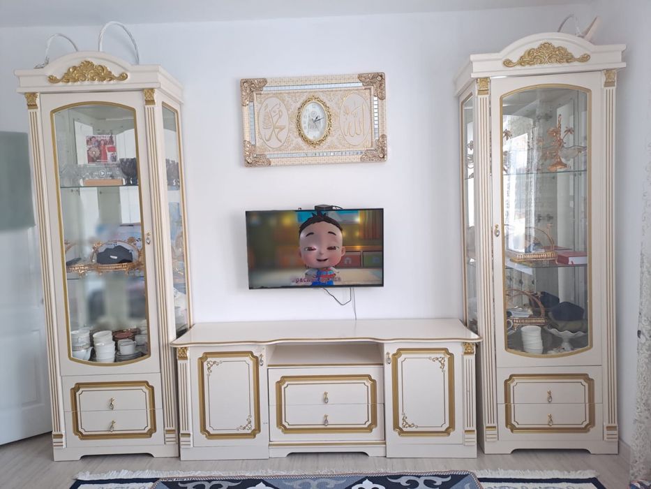 Гостинный сервант