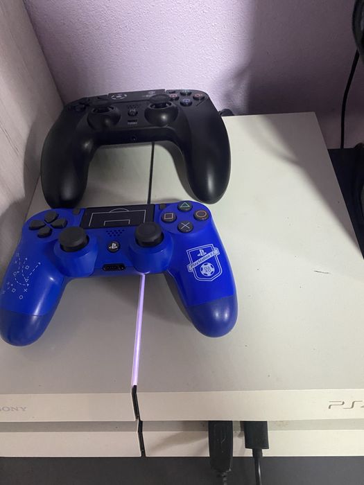 Ps4 de vanzare+ 2 jocuri