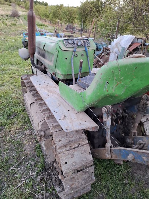 Vând plug trei brazde și tractor pe senile SV 445