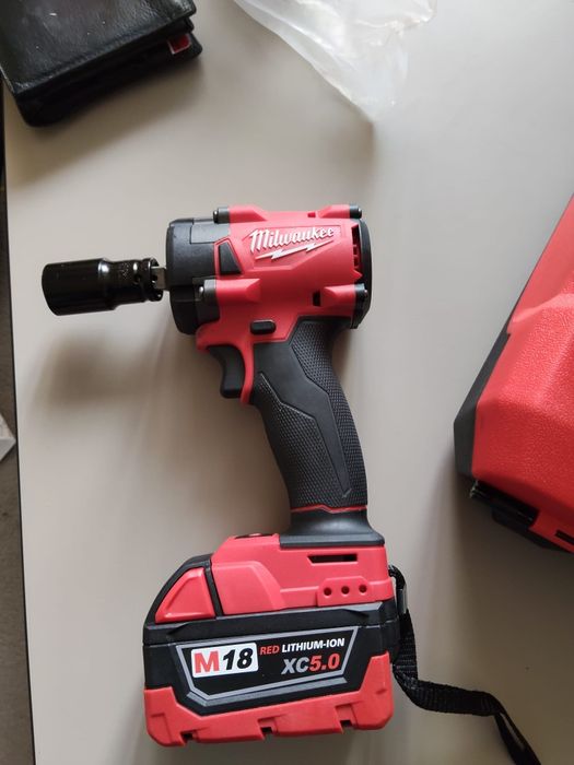 Vând trusă flex Milwakee și pistol impact Milwakee