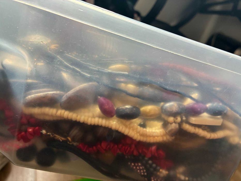 Кутия с бижута, цената е за всички