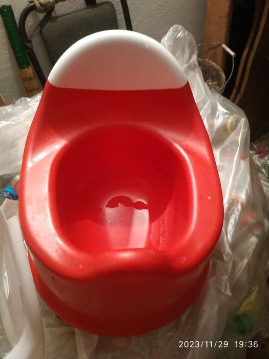 Детский горшок с крышкой.