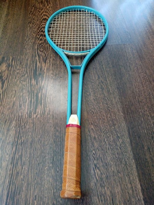 Ракета за тенис на корт