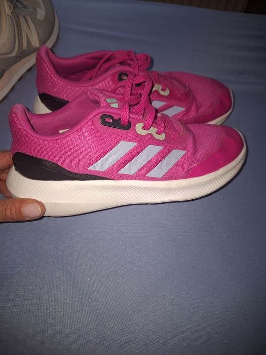 Маратонки Adidas и New Balance