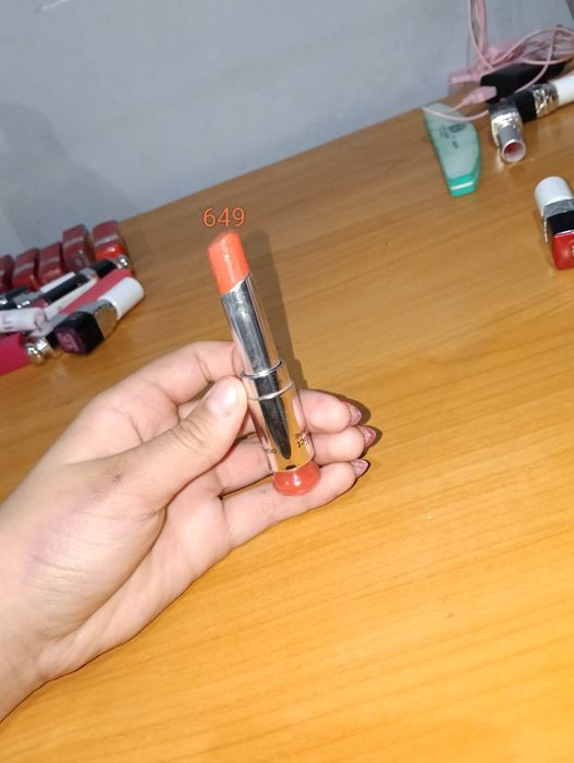 Продава червила гланцове на Диор!