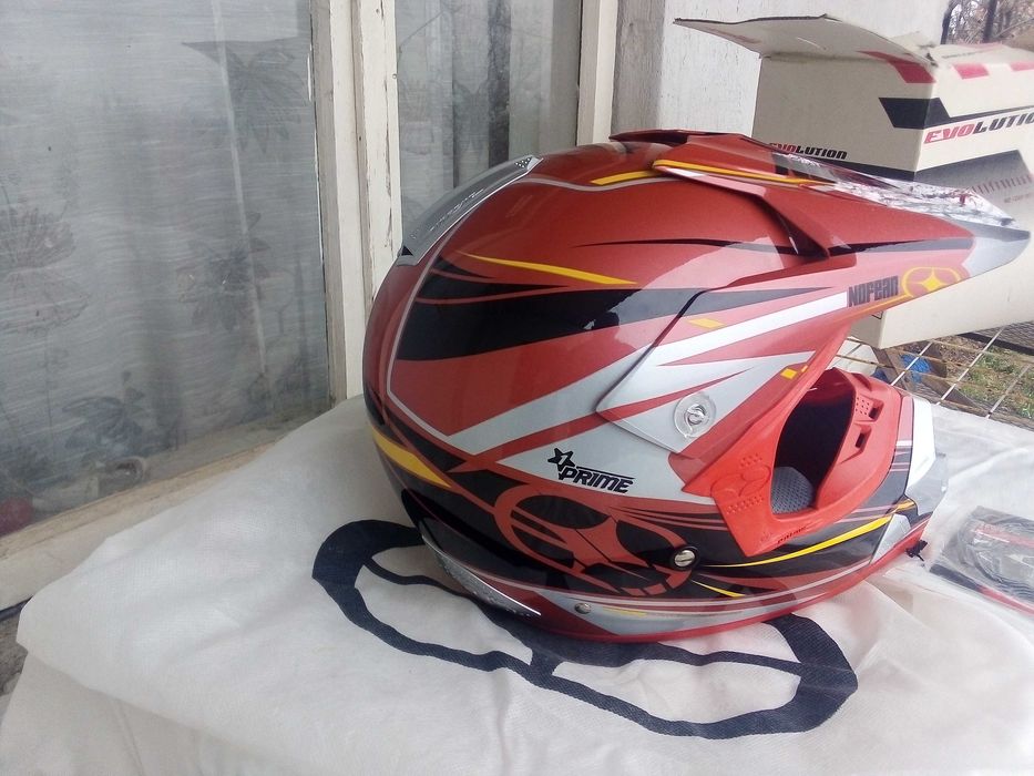 Яке две каски и два чифта мото ботуши