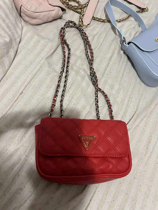 Genată de umăr si mână. Frumoasă și elegantă