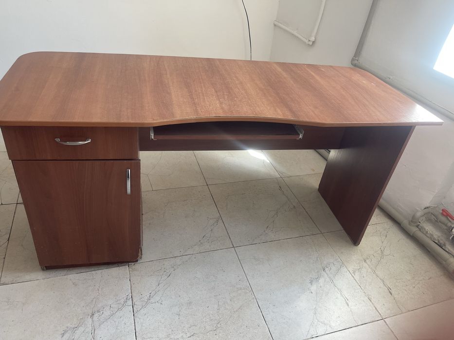 Продам стол офисный