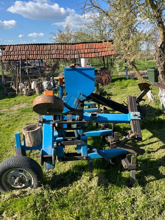 Vând prășitoare pe 6 rânduri cu fertilizare și distribuitor de azot