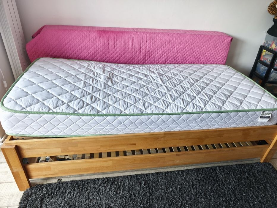 Doua paturi de lemn de 90/200 + somiere reglabile