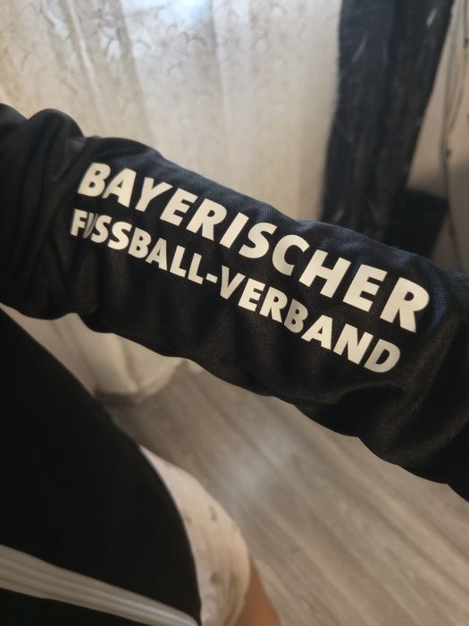 Bluze Adidas noi cu etichetă.