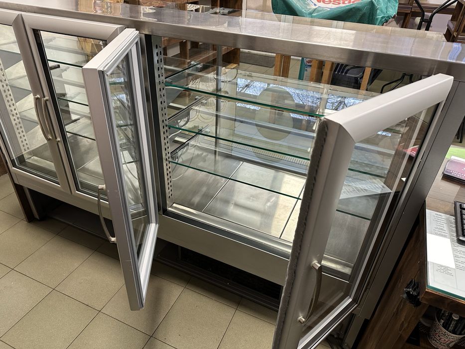 Сладкарска витрина