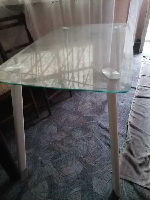 Masa de sticla cu scaune din piele.