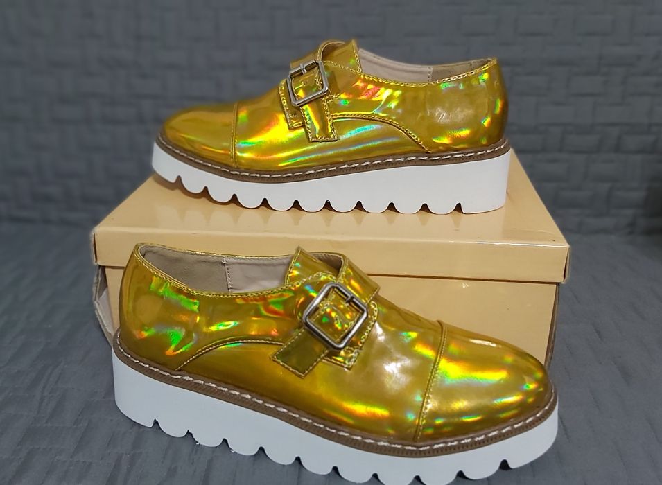 Pantofi cu platforma aurii