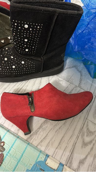 Отдам женскую обувь за фрукты и шоколад