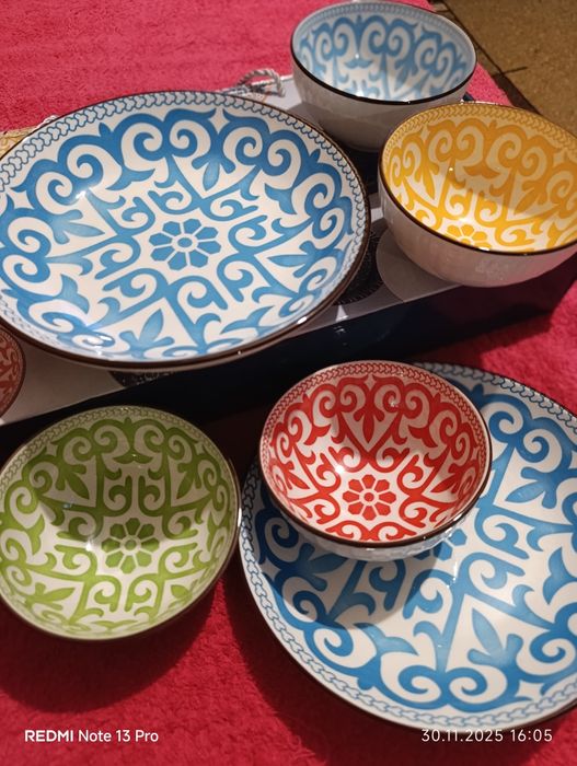 Набор посуды новый. Четыре пиалы и две большие тарелки.