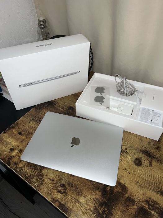 MacBook Air 13” M1 (2020) – 8GB RAM / 256GB SSD – Space Gray – Stare excelentă