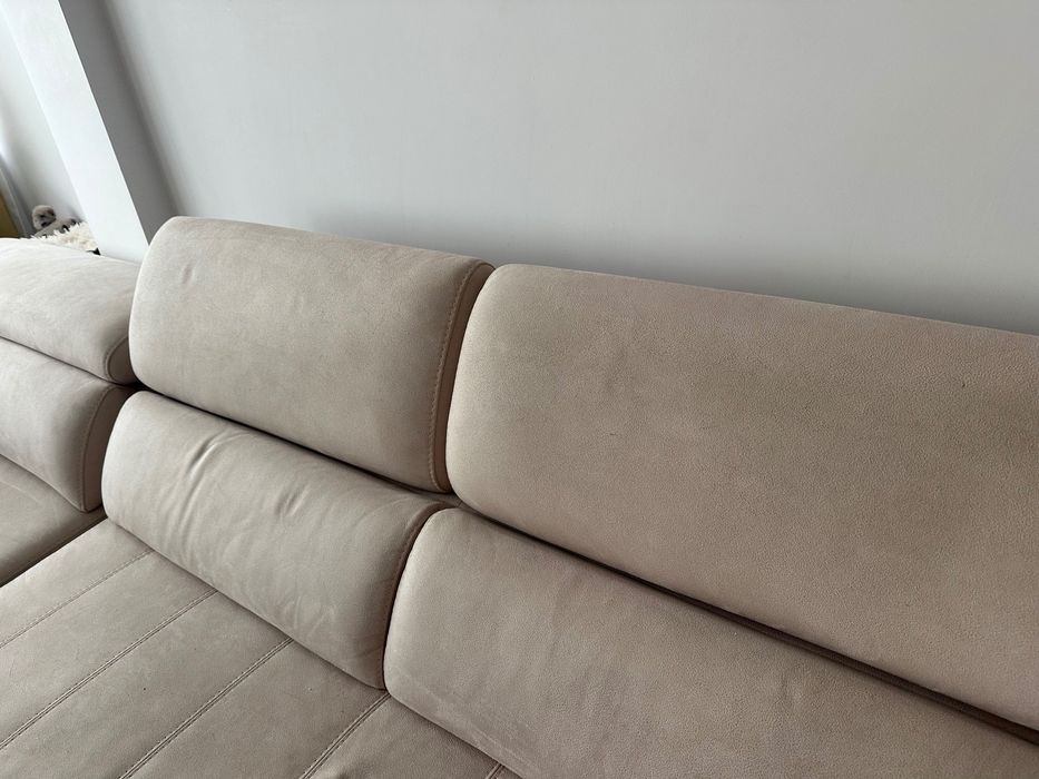 Голям и удобен диван за просторна всекидневна или офис