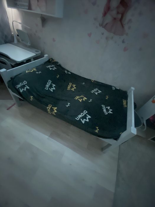 Кровать без матраса