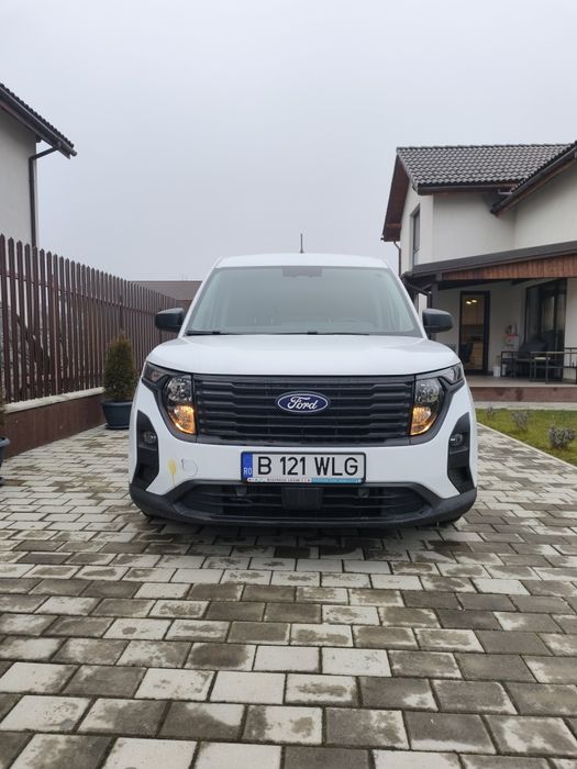 Ford Transit  Courier ușor avariat
