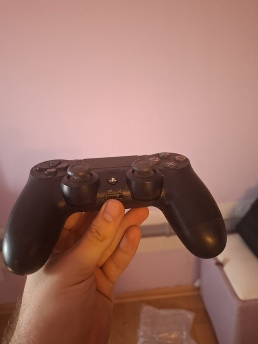 Vând PlayStation4