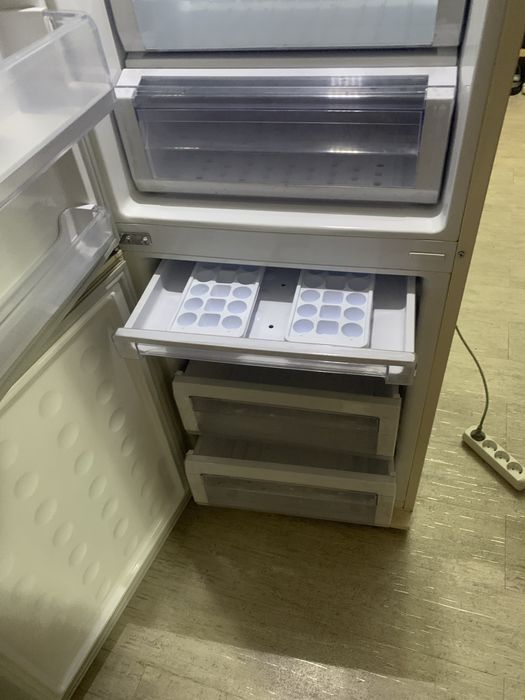 Продаю Холодильник Samsung