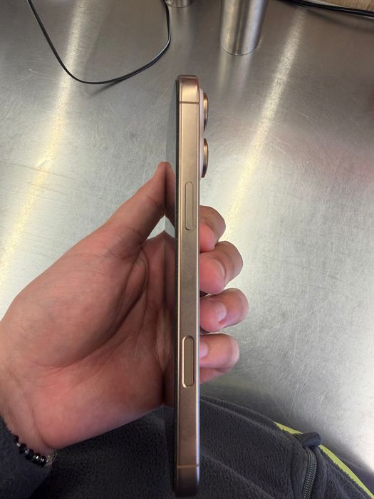 Vand iphone 16 pro max ,culoare gold ,nou ,baterie 100%,garantie