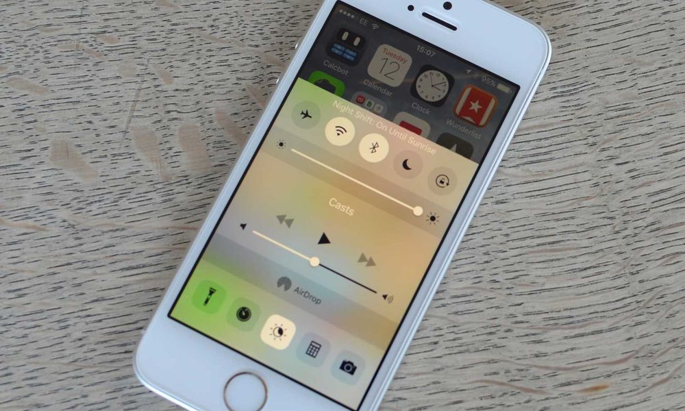 Apple iPhone SE, 64 GB, цвят Gold - КАТО НОВ!