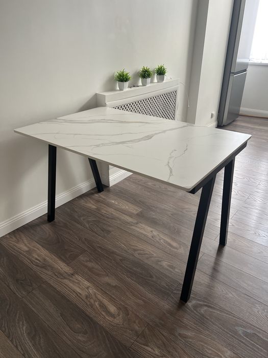 Обеденный стол для кухни