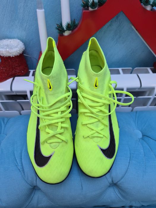 Продавам футболни обувки за момче