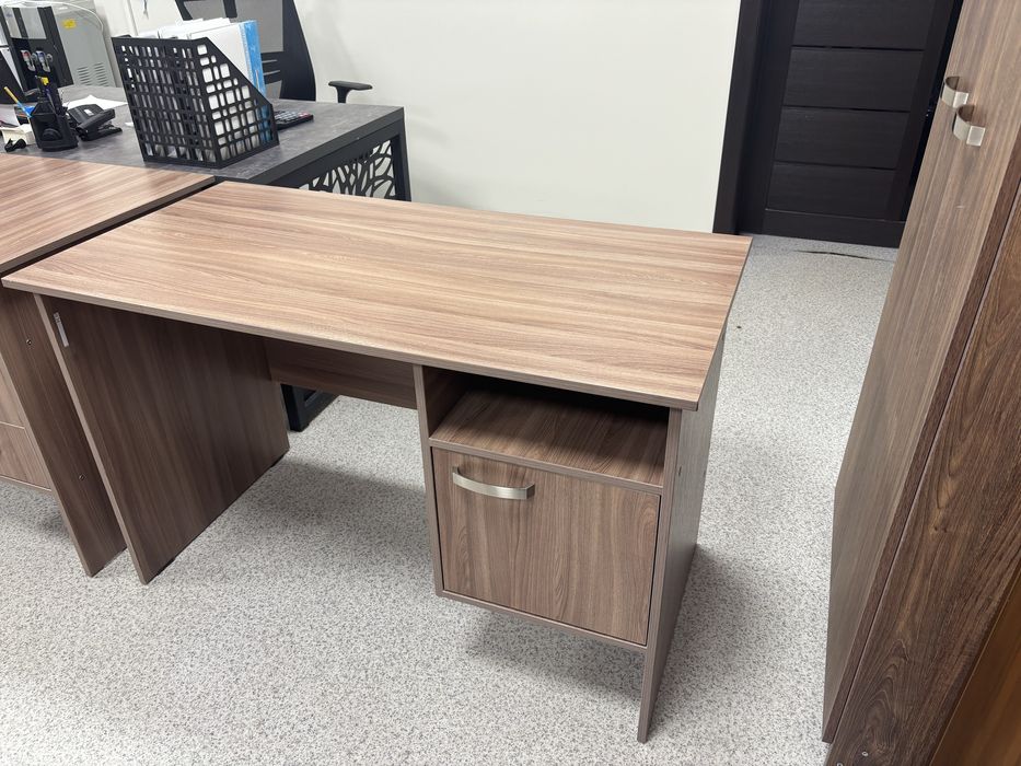 Продам 2 офисных стола