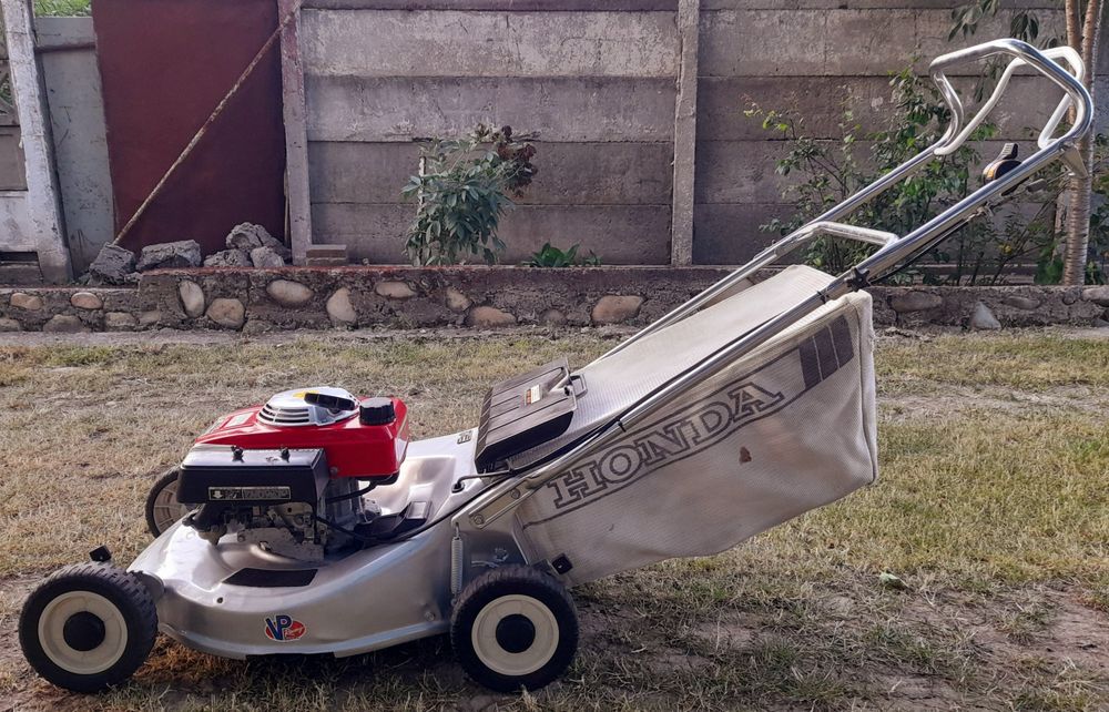 Masina tuns iarba Profesionala Honda HRA 214 TRANSMISIE CARDAN, 5HP 4TIMPI 53CM Made în Japan