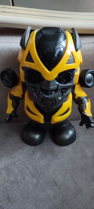 Робот электронный танцует