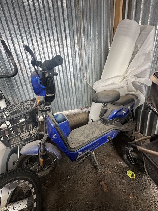 Продам мопед электрический на ходу но зарядки нет